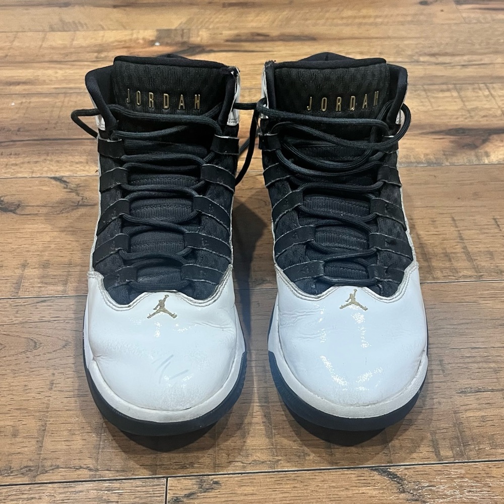 Jordan Max Aura
White Metallic Gold Black